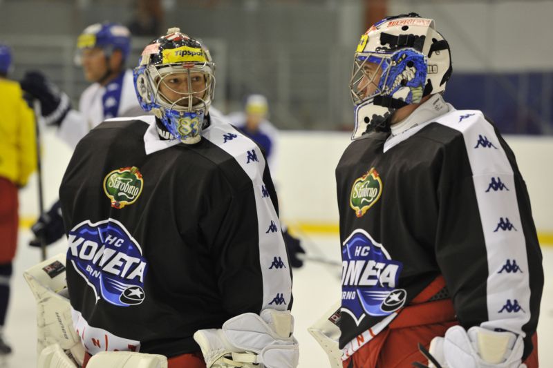 První trénink extraligového hokejového klubu HC Kometa Brno na ledě 20. července v Brně. Zleva brankáři Martin Falter a Marek Čiliak.