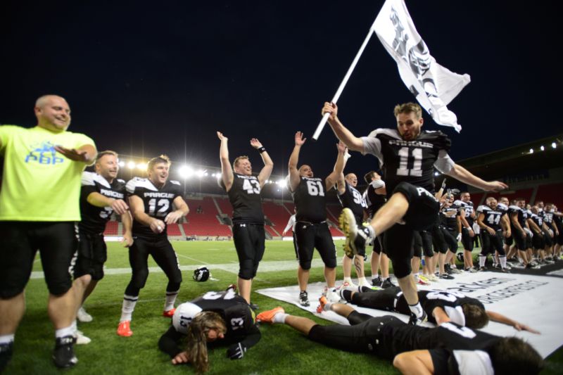 Finále české ligy amerického fotbalu Prague Black Panthers - Příbram Bobcats, 20. července v Praze. Hráči Prague Black Panthers se radují z vítězství v lize.