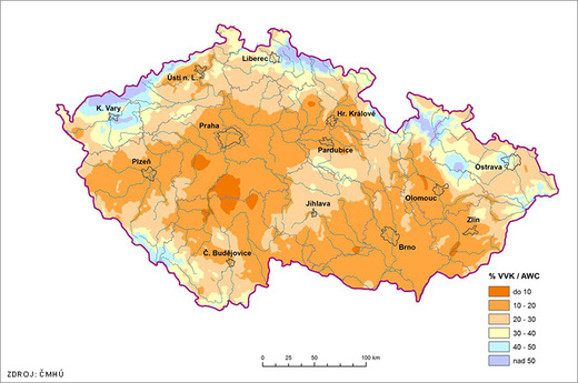 Mapy ukazují, kolik procent vody mohou rostliny využívat do hloubky 40 cm. Hranice 30 % je definována jako sucho, pod 10 % začínají rostliny uvadat. Stav k pondělí 13.7.2015.