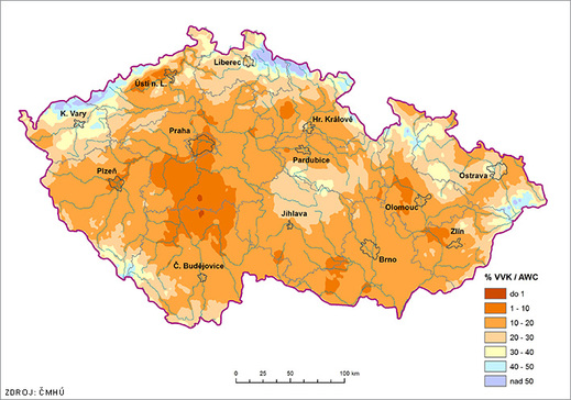 Mapy ukazují, kolik procent vody mohou rostliny využívat do hloubky 40 cm. Hranice 30 % je definována jako sucho, pod 10 % začínají rostliny uvadat. Stav k pondělí 20.7.2015.