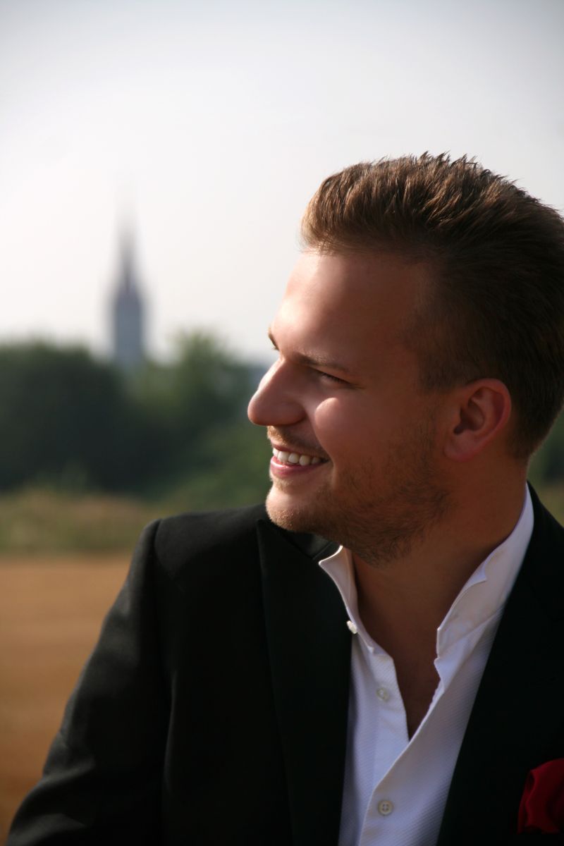Martin Chodúr se v novém klipu docela předvedl. Když na sebe oblékne ležérní oblečení, sluší mu to mnohem víc než v upnutém kvádru.