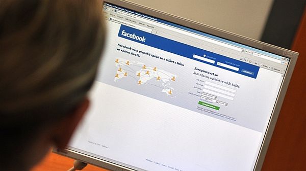 Žena z Dačicka je obviněna za to, že šířila poplašné zprávy na Facebooku (ilustrační foto). Žena z Dačicka je obviněna za to, že šířila poplašné zprávy na Facebooku (ilustrační foto).