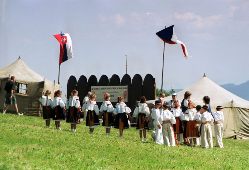 Tradiční setkání Čechů a Slováků na hraniční hoře Velká Javořina.