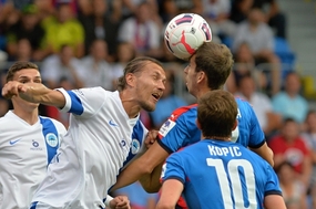 Čerstvá posila Slovanu Liberec Ondřej Švejdík hlavičkuje.