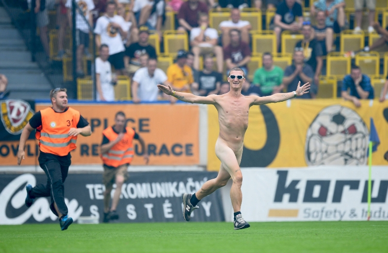 Tříměsíčním vězením podmíněně odloženým na 18 měsíců potrestal teplický soud fotbalového fanouška, který o víkendu vběhl nahý na hřiště při přípravném utkání Teplic s Dynamem Drážďany. Tříměsíčním vězením podmíněně odloženým na 18 měsíců potrestal teplický soud fotbalového fanouška, který o víkendu vběhl nahý na hřiště při přípravném utkání Teplic s Dynamem Drážďany.
