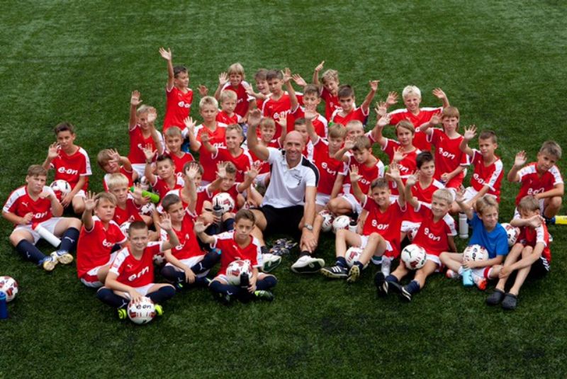 E.ON Fotbalová škola pro kategorii U10. E.ON Fotbalová škola pro kategorii U10.