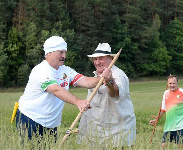 Alexandr Lukašenko (vlevo) a Gérard Depardieu zahájili běloruskou prezidentskou volební kampaň senosečí.
