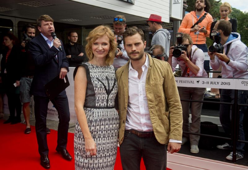 Aňa Geislerová (vlevo) ztvární ve snímku Anthropoid Lenku Filipovou - partnerku Jozefa Gabčíka, jehož bude hrát Jamie Dornan (vpravo).