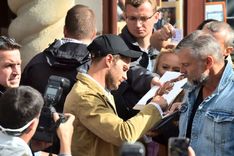 Jamie Dornan se proslavil hlavní roli ve filmové adaptaci světového knížního bestselleru 50 odstínů šedi. V Karlových Varech byl v obklopení sběratelů autogramů a dalších fanoušků.