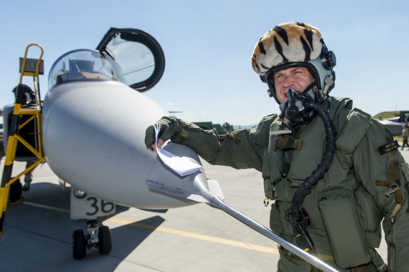 Pilot Ervín Ehm před odletem. Pilot Ervín Ehm před odletem.