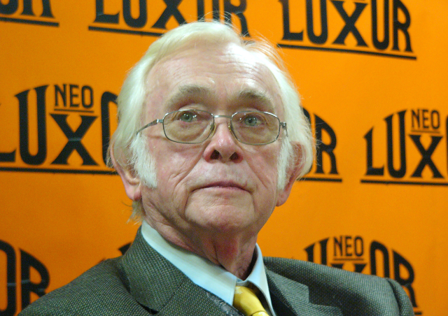 Spisovatel Josef Škvorecký v pražském Paláci knih Luxor, kde 5. října 2004 prezentoval tři knihy.