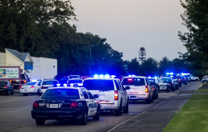 Zásah policie po střelbě v lafayettském kině.