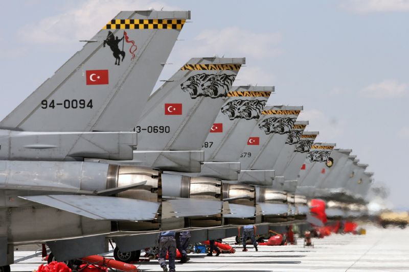 Turecké stíhací letouny F-16.