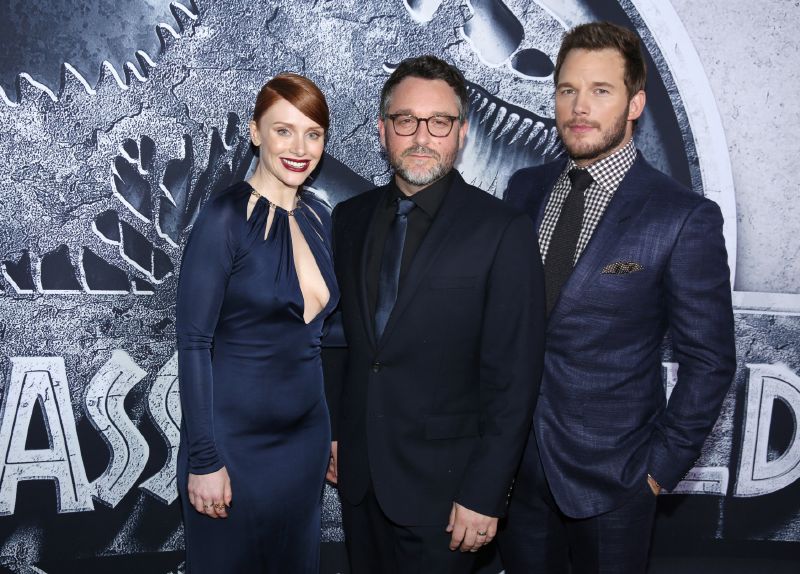 Herečka bryce Dallasová Howardová (vlevo), režisér Colin Trevorrow (uprostřed) a Chris Pratt (vpravo).