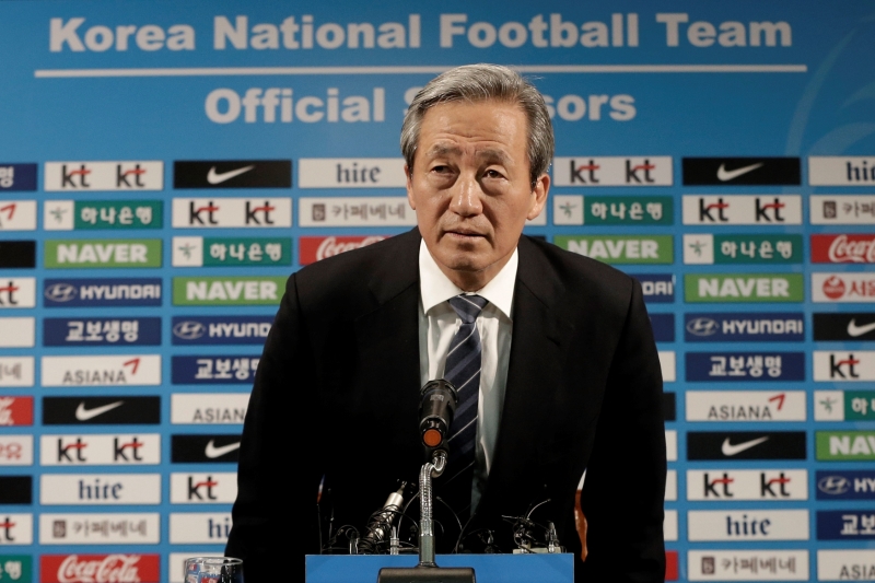 Bývalý místopředseda Mezinárodní fotbalové federace FIFA Čong Mong-jun jako první veřejně ohlásil, že se hodlá ucházet o místo šéfa světového fotbalu po Seppu Blatterovi. Bývalý místopředseda Mezinárodní fotbalové federace FIFA Čong Mong-jun jako první veřejně ohlásil, že se hodlá ucházet o místo šéfa světového fotbalu po Seppu Blatterovi.