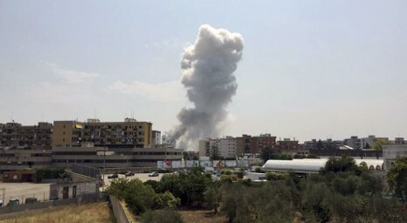 Dým stoupající z továrny po explozi.