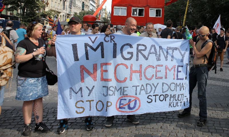 Demonstrace proti migrantům a za vystoupení z EU.