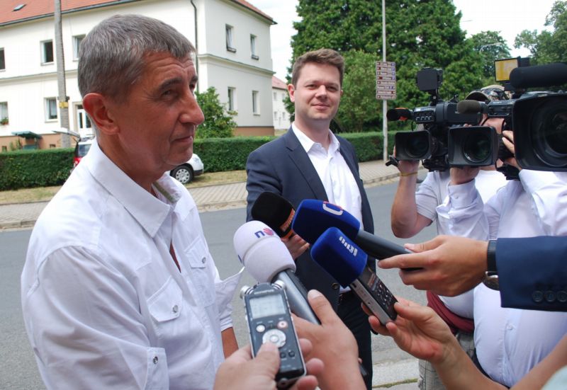 Ministr financí Andrej Babiš hovoří s novináři v Lánech, kde 25. července jednal s prezidentem Milošem Zemanem a jeho poradním sborem o návrhu státního rozpočtu.
