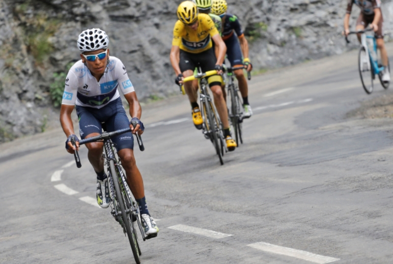 Nairo Quintana před Chrisem Froomem.