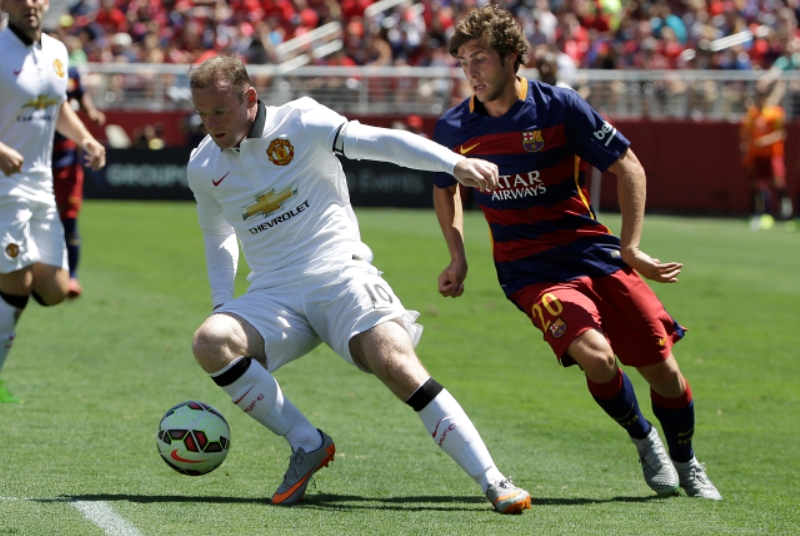 Wayne Rooney v zápase s Barcelonou.