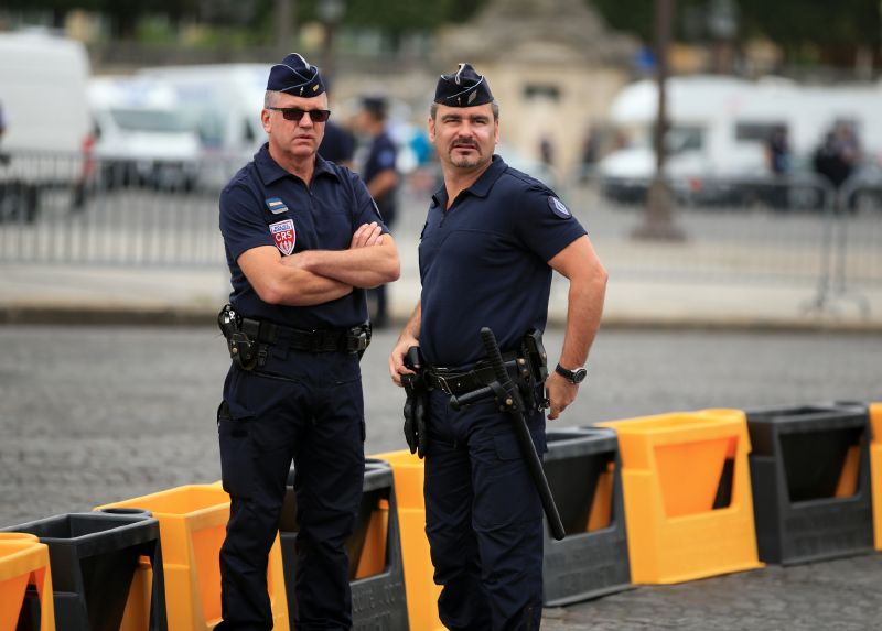 Francouzská policie střeží známý bulvár Champs Elysées. Francouzská policie střeží známý bulvár Champs Elysées.