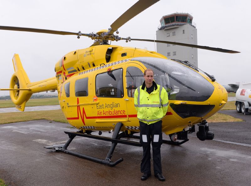 Princ William létá jako pilot záchranného vrtulníku.
