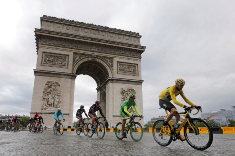 Chris Froome během finiše Tour de France v Elysejských polích.