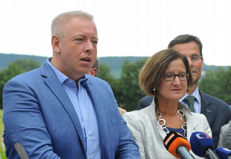 Ministr vnitra Milan Chovanec (vlevo) a rakouská ministryně vnitra Johanna Miklová-Leitnerová. Ministr vnitra Milan Chovanec (vlevo) a rakouská ministryně vnitra Johanna Miklová-Leitnerová.