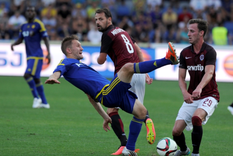 Sparťan Marek Matějovský (s číslem 8) v zápase s Jihlavou.