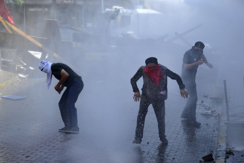 Nepokoje v tureckém Istanbulu po ostřelování hranic. Nepokoje v tureckém Istanbulu po ostřelování hranic.