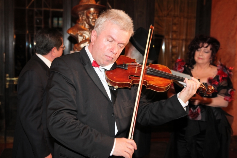 Houslista Jaroslav Svěcený.
