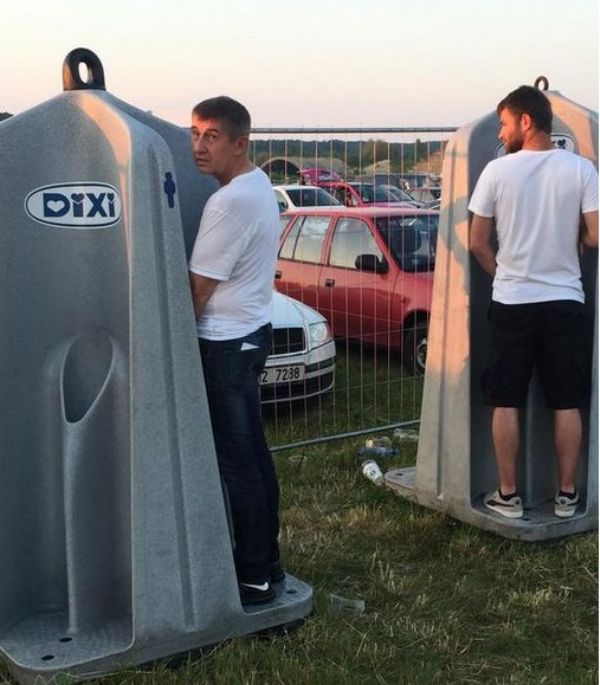 Fotografie, která na několik dní ovládla mediální prostor a vicepremiéra tím na chvíli zbavila několika otravných novinářů, kteří o něm "nepíší nikdy pravdu".