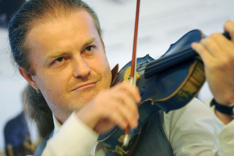 Houslista Pavel Šporcl.