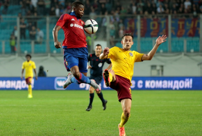 Sparťan Mario Holek (vpravo) a Ahmed Musa.