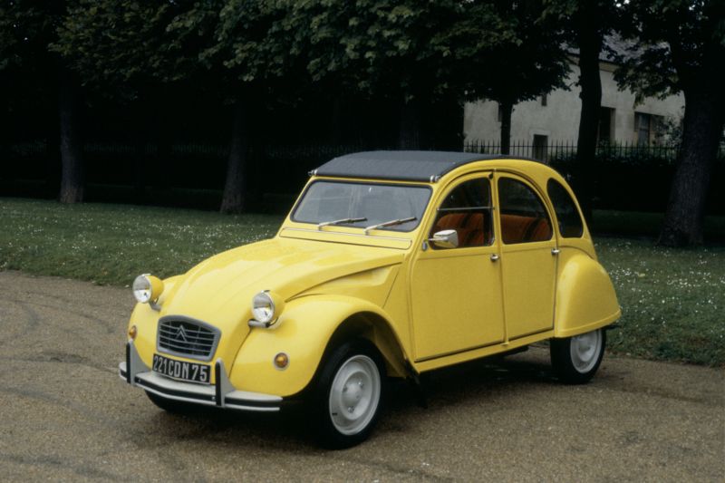 Výroba modelu 2CV skončila před pětadvaceti lety, ale jeho popularita je stále velká.