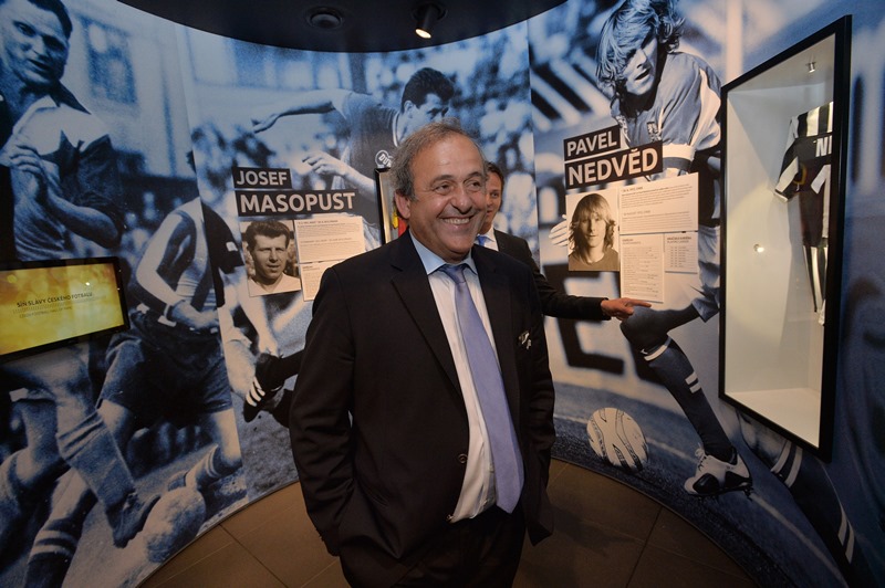 Šéf Evropské fotbalové unie (UEFA) Michel Platini se bude ucházet o funkci prezidenta mezinárodní federace FIFA po odstupujícím Seppu Blatterovi. Šéf Evropské fotbalové unie (UEFA) Michel Platini se bude ucházet o funkci prezidenta mezinárodní federace FIFA po odstupujícím Seppu Blatterovi.