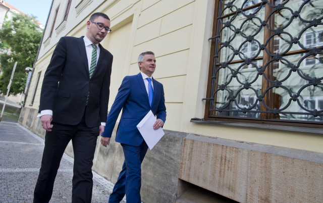 Majetkové přiznání Vratislava Mynáře bylo poněkud sporné. Kancléř prezidenta republiky Mynář (vpravo) přichází 23. června za doprovodu prezidentova tiskového mluvčí Jiřího Ovčáčka do Poslanecké sněmovny v Praze, kde Mynář odevzdal své majetkové přiznání. Majetkové přiznání Vratislava Mynáře bylo poněkud sporné. Kancléř prezidenta republiky Mynář (vpravo) přichází 23. června za doprovodu prezidentova tiskového mluvčí Jiřího Ovčáčka do Poslanecké sněmovny v Praze, kde Mynář odevzdal své majetkové přiznání.