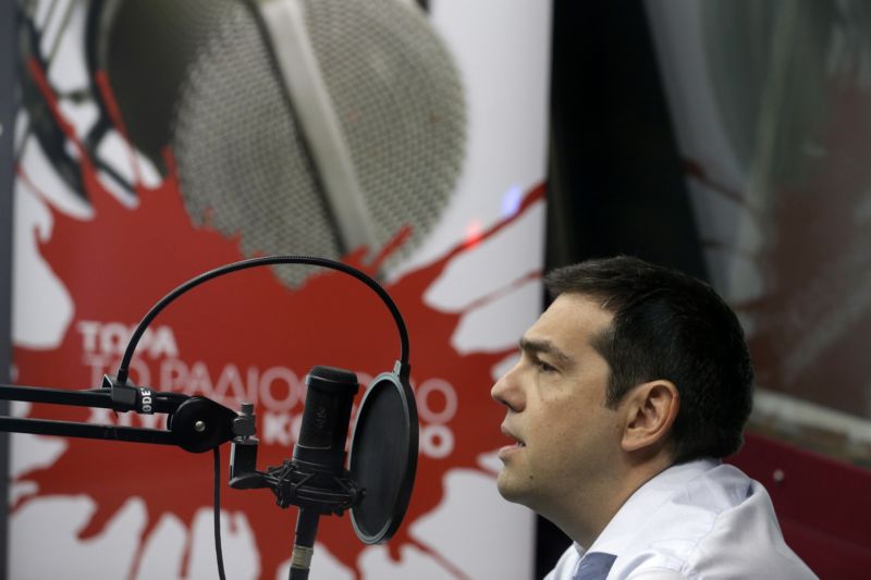 Tsipras při rozhovoru pro stanici Sto Kokkino. Tsipras při rozhovoru pro stanici Sto Kokkino.