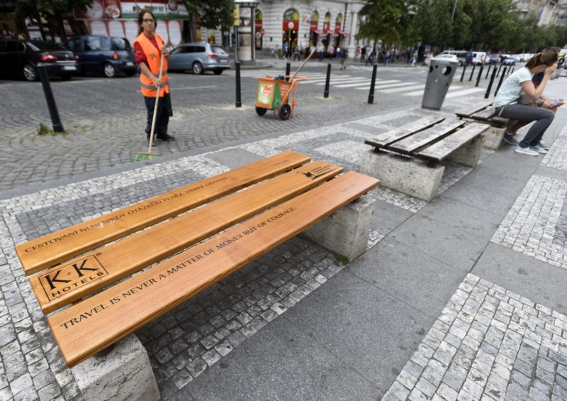 Pokud si lavičku adoptujete, objeví se na ní vámi vybraný citát a vaše jméno.