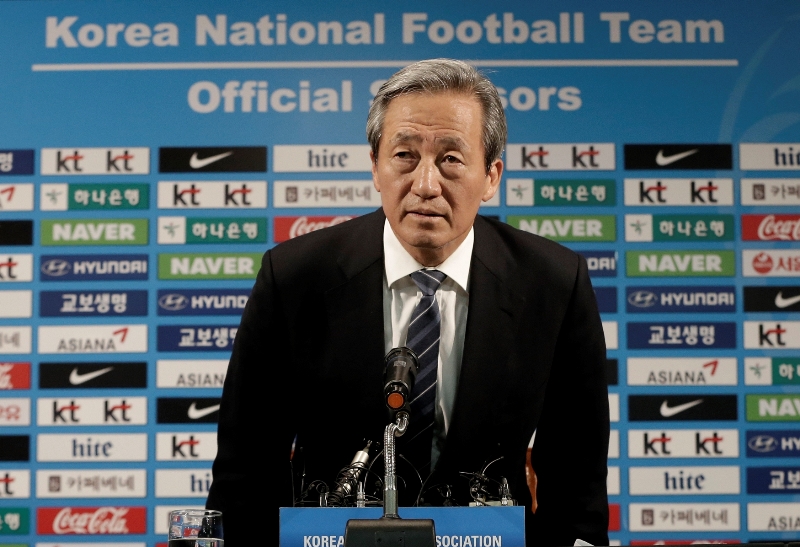 Den po Michelu Platinim oficiálně ohlásil kandidaturu na šéfa Mezinárodní fotbalové federace Korejec Čong Mong-jun, bývalý viceprezident FIFA a majoritní akcionář firmy Hyundai.
