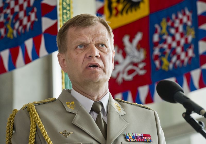 Náčelník generálního štábu Josef Bečvář.