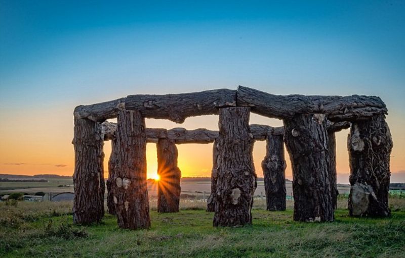 Dřevěný Stonehenge měří více jak tři a půl metru.