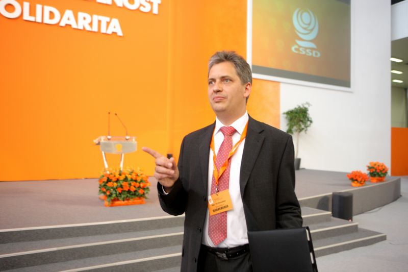 Jiří Dienstbier potvrdil, že schválená státní politika počítá se změnou financování neziskových organizací.