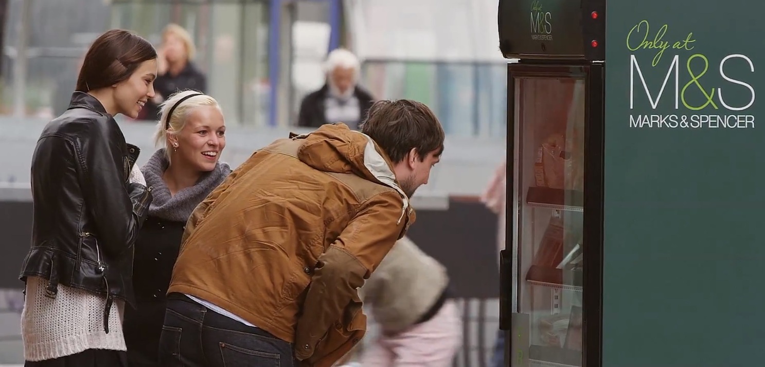 Jedním z vítězů loňského ročníku byla mluvící lednice z obchodu M&S.
