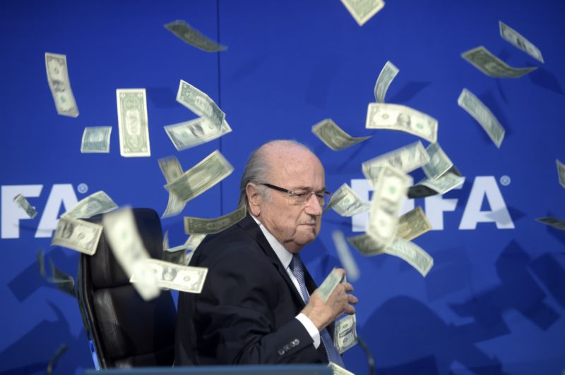 Sepp Blatter dal svou funkci prezidenta FIFA pod tíhou skandálu k dispozici. Sepp Blatter dal svou funkci prezidenta FIFA pod tíhou skandálu k dispozici.