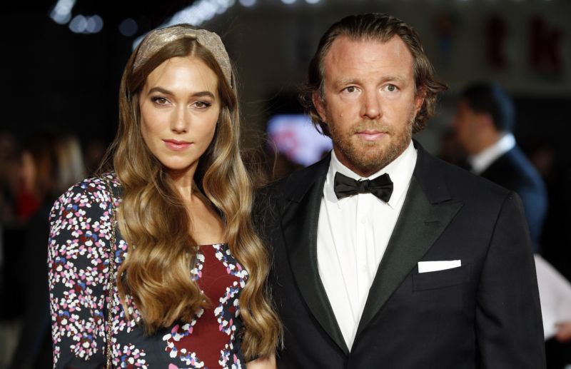 Guy Ritchie s novomanželkou Jacqui Ainsleyovou.
