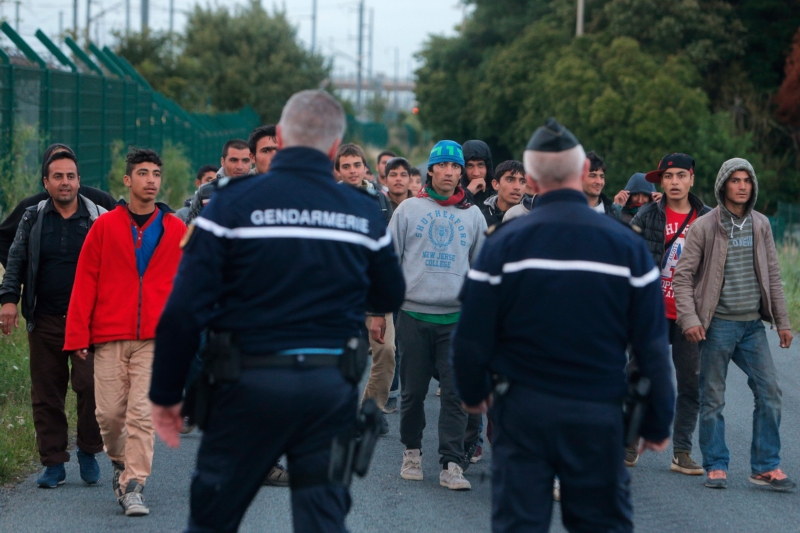 Tunel hlídá více než čtyři sta policistů. Tunel hlídá více než čtyři sta policistů.