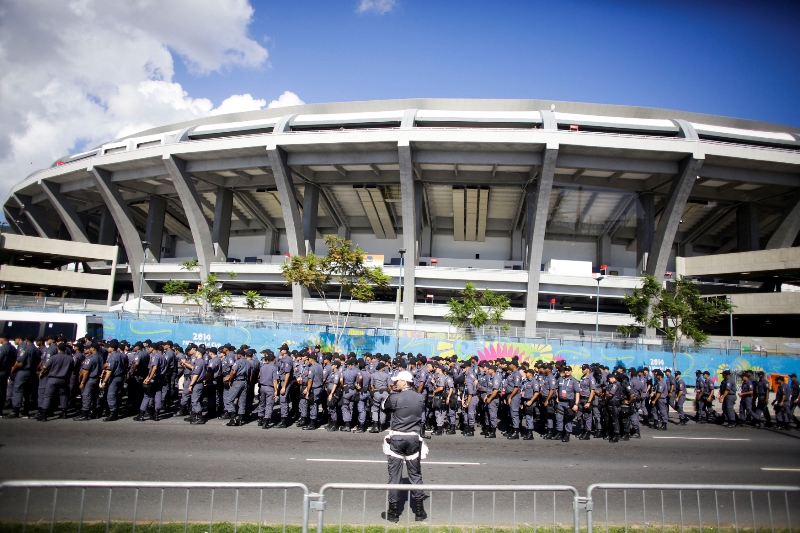 Brazilští policisté před slavným stadionem Maracaná během mistrovství světa ve fotbale v roce 2014.
