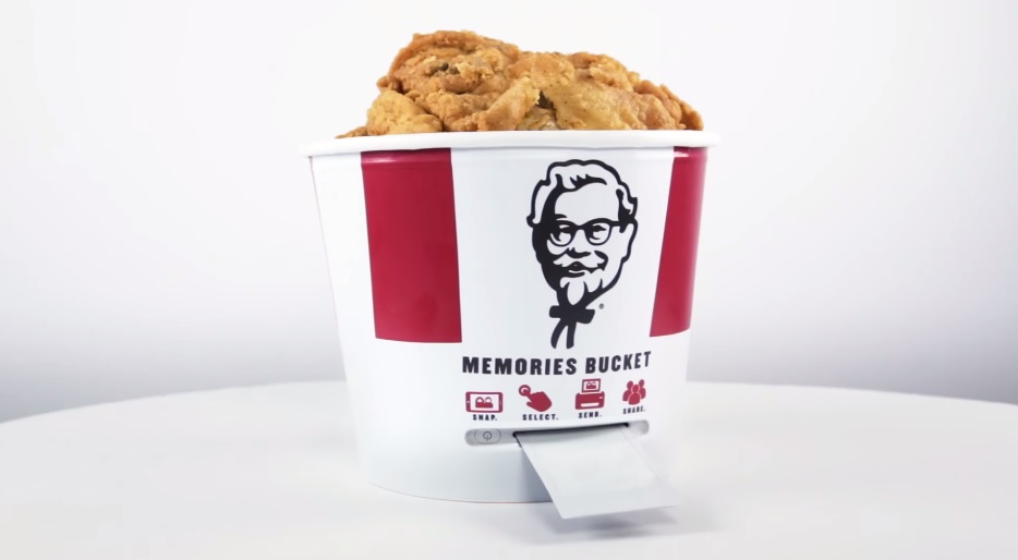 Kyblík od KFC tiskne fotky.