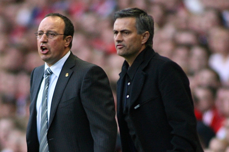 José Mourinho (vpravo) a Rafael Benítez v dobách, kdy Portugalec působil v Chelsea a Španěl v Liverpoolu.